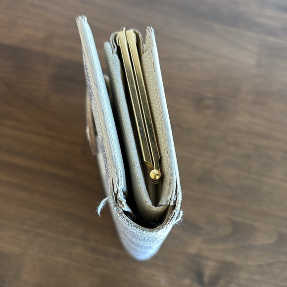 Louis Vuitton Damier Azure Kisslock Wallet - Picture 2 of 7